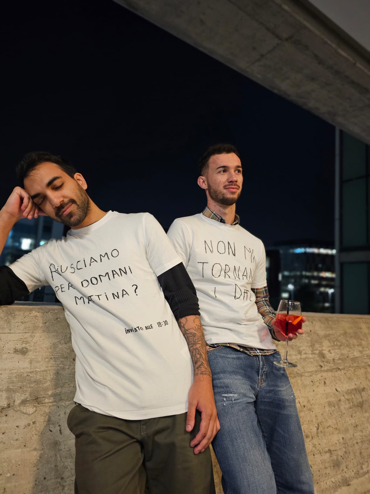 Il team Digibro su una terrazza, con le t-shirt dei messaggi di lavoro